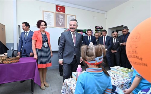 Valimiz Sayın Hüseyin Aksoy, Korgeneral Lütfü Akdemir İlkokulu 1. sınıf öğrencilerini sınıflarında ziyaret etti.