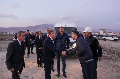 Vali Çelik, Yüksekova Stad Projesi İçin Yürütülen Çalışmaları Yerinde İnceledi