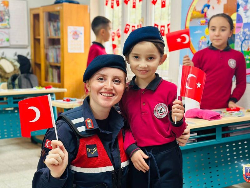 Jandarma Ekiplerinden Çocuklara Trafik Eğitimi Verildi