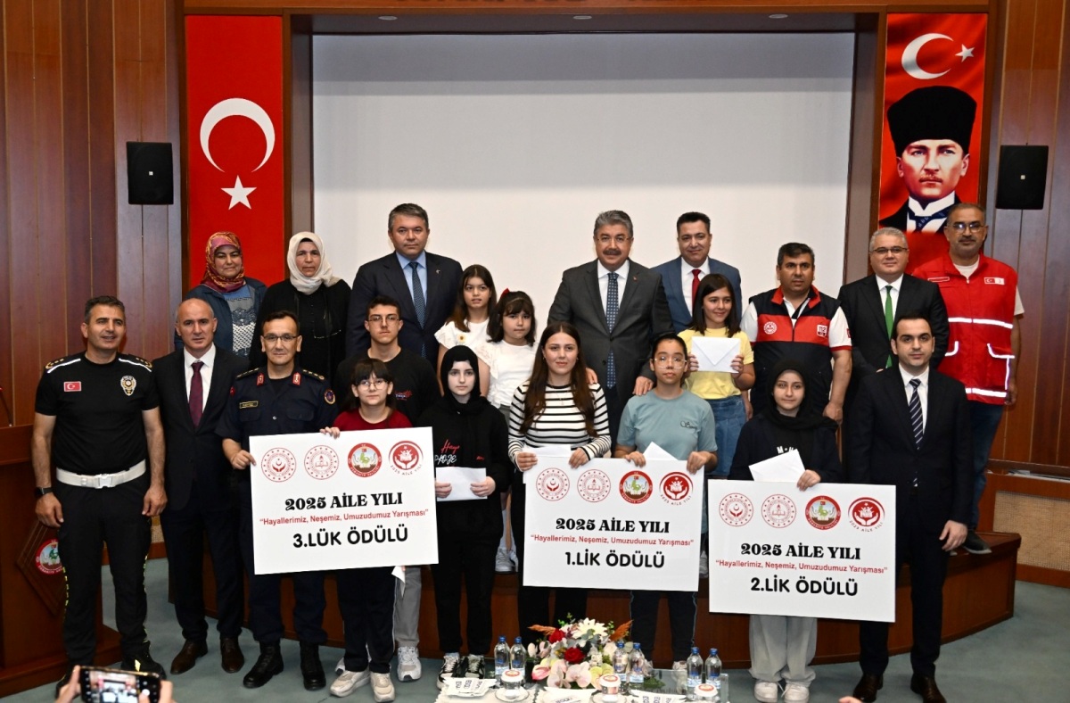 “Ailemiz Neşemiz Hayallerimiz Umudumuz” Resim, Şiir ve Hikâye Yarışmasında Dereceye Giren Öğrencilerimize Ödülleri Verildi