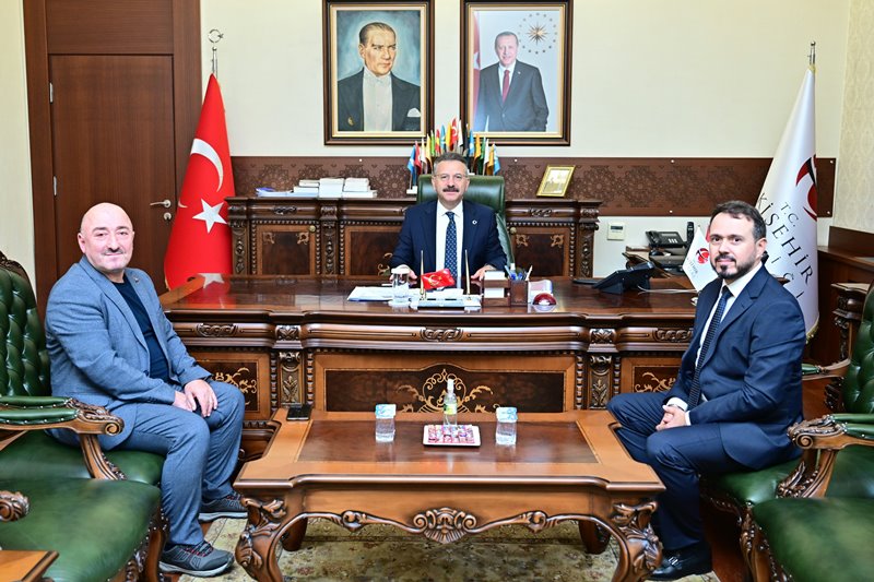 Doğu Karedeniz Haber Sitesi Yönetim Kurulu Üyesi gazeteci Ali Suiçmez ve İş İnsanı Murat Kaldırım Valimiz Sayın Hüseyin Aksoy'u ziyaret etti.