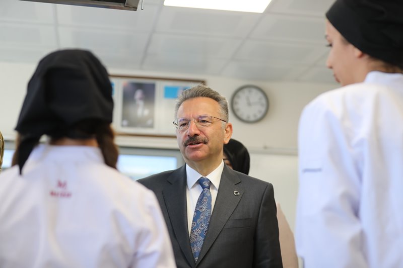 Valimiz Sayın Hüseyin Aksoy, Ali Güven Turizm MTAL’de Öğrencilerle Bir Araya Geldi ve İncelemelerde Bulundu.