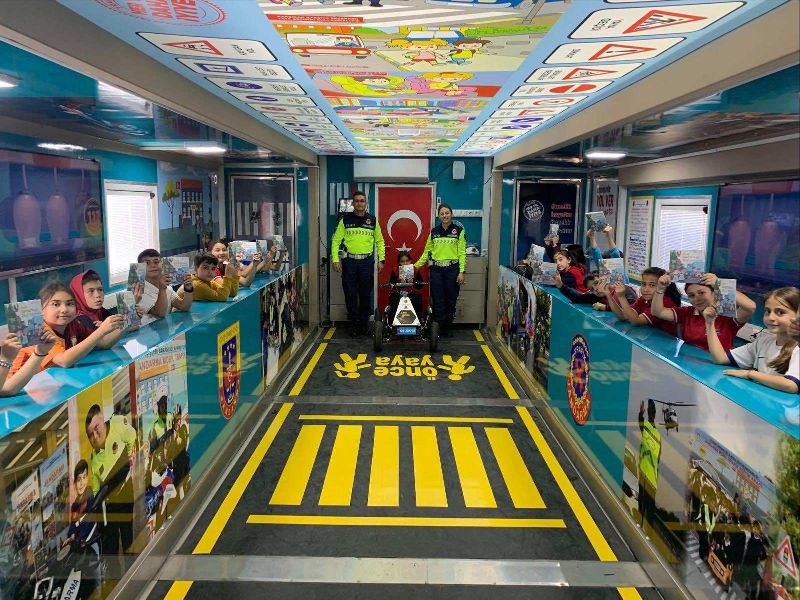 Jandarma Genel Komutanlığının Mobil Trafik Eğitim Araçları Uşak’ta