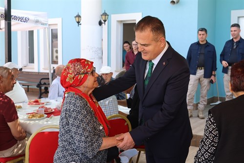 Valimiz Sayın Dr. İdris Akbıyık’tan Büyüklerimize Anlamlı Ziyaret