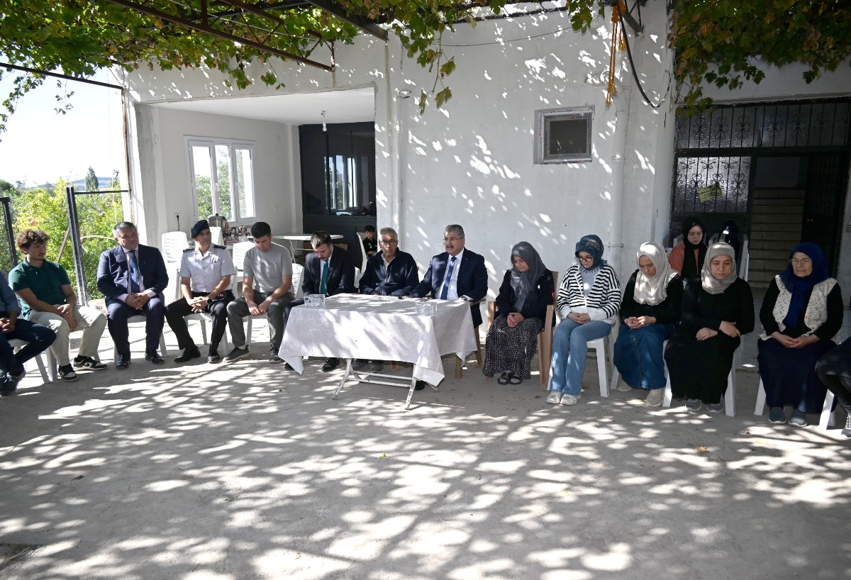 Vali Yılmaz, Şehidimiz Jandarma Astsubay Çavuş Kemal Özgür’ün Ailesini Hasanbeyli İlçemizdeki Evlerinde Ziyaret Etti
