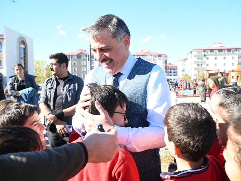 Vali Mustafa Çiftçi, Öğrencilerle Birlikte Fidan Dikti