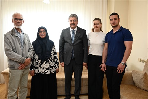Vali Yılmaz, “Kökler ve Filizler Buluşuyor” Projesi Kapsamında 46 Yıllık Evli Çift ve Yeni Evlenecek Çift ile Bir Araya Geldi