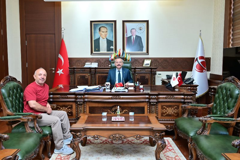Trabzon ili Köprübaşı ilçesinden İş İnsanı Yusuf Kurt, Valimiz Sayın Hüseyin Aksoy'u makamında ziyaret etti.