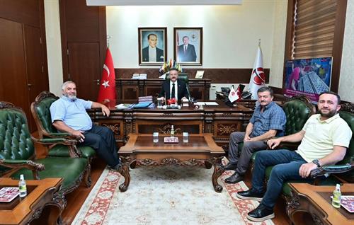 Kocaeli Gebze'den iş insanları Serdar Güner, İsmail Güner ve Hüseyin Akbulut, Valimiz Sayın Hüseyin Aksoy'u ziyaret etti.
