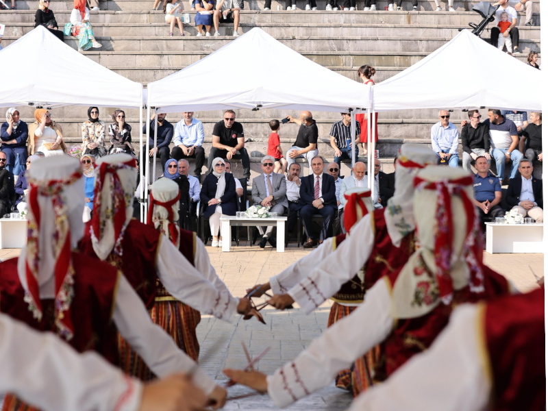 Vali Doğan ve Eşi Gülden Gülüzar Doğan Hanımefendi Halk Dansları Şenliği Programına Katıldı
