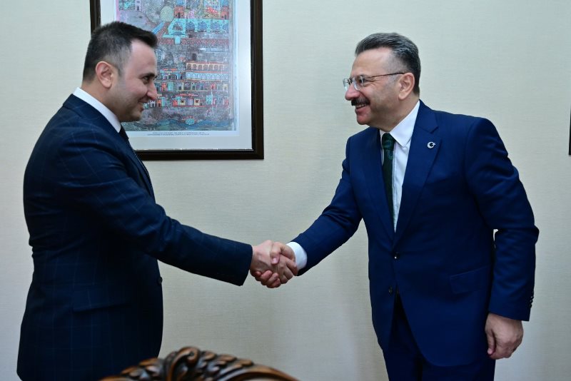 Hazine ve Maliye Başmüfettişi Ali Sarı ve beraberindeki Hazine ve Maliye Müfettişleri Valimiz Sayın Hüseyin Aksoy’u ziyaret etti.