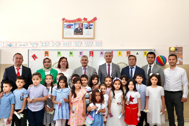 Valimiz Sayın Cahit ÇELİK, Öğrencilerin Karne Heyecanına Ortak Oldu.