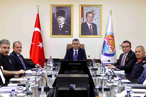 VALİMİZ SAYIN ATİLLA TOROS BAŞKANLIĞINDA, TRAFİK LEVHALARI VE YÖNLENDİRME TABELALARI İLE İLGİLİ TOPLANTI GERÇEKLEŞTİRİLDİ