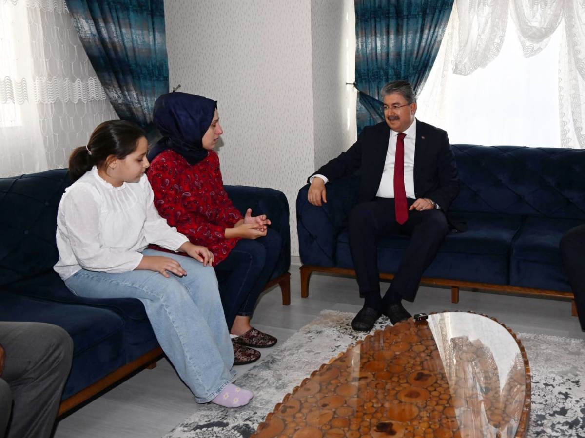 Vali Yılmaz Şehidimiz Piyade Uzman Çavuş Halis Özcengiz'in Ailesini Evlerinde Ziyaret Etti