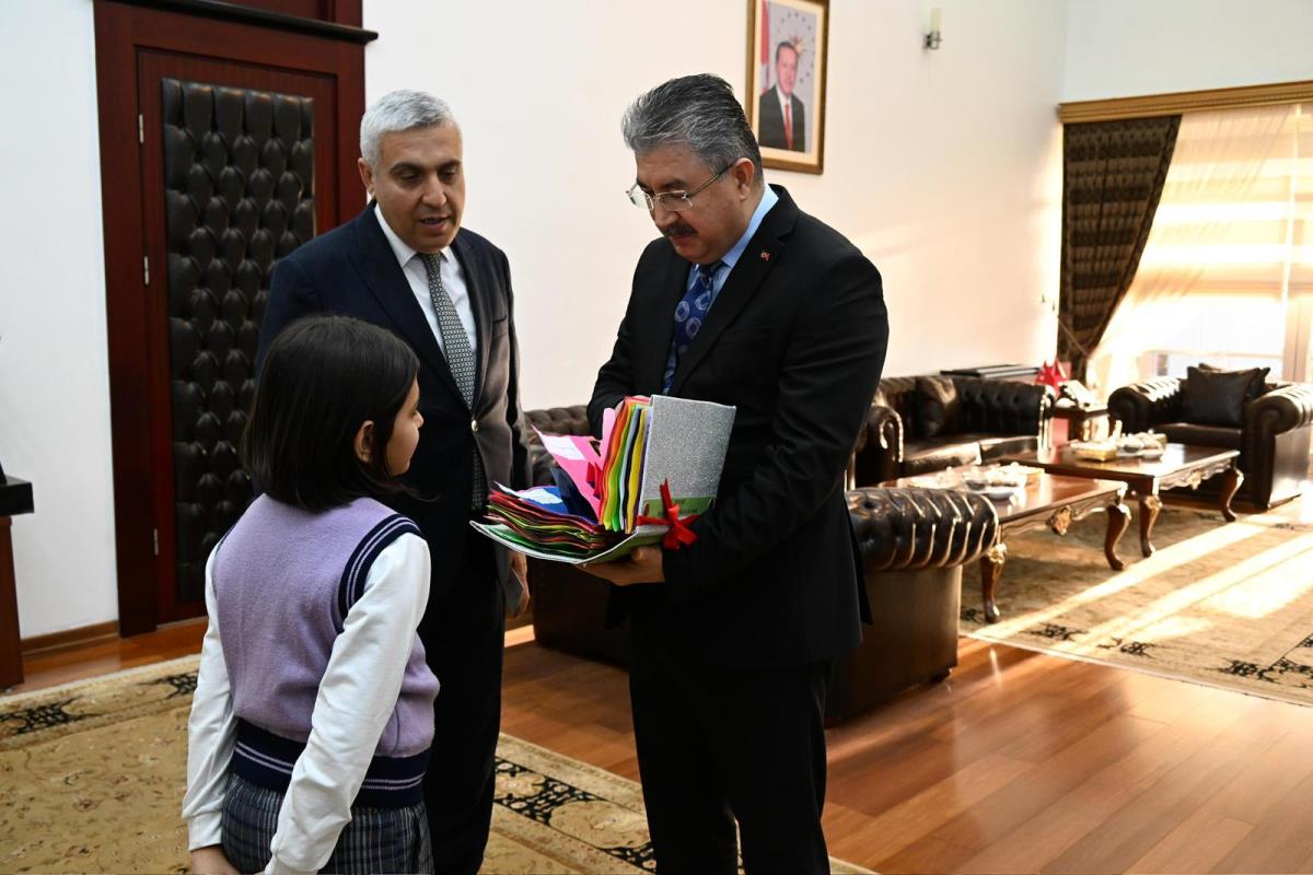 Vali Yılmaz,  İl Genelinde Düzenlenen "Sözlük Tasarımı" Yarışmasında Birinci Olan Öğrencileri Makamında Kabul Etti