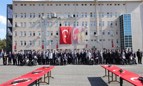 Aksaray’da Özel Gençler Üniforma Giyip Bir Günlüğüne Asker Oldu