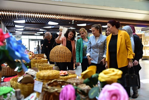 Hanımefendi Güney Hacıbektaşoğlu, ADEM Sergisi ve Açık Kapı Standını Ziyaret Etti