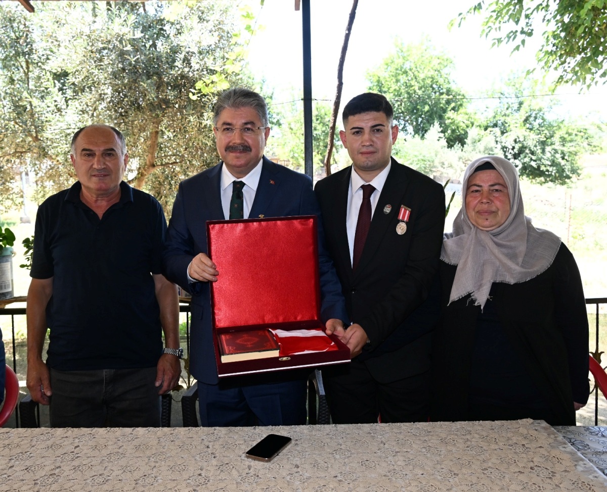 Vali Dr. Erdinç Yılmaz, Gazimiz Piyade Sözleşmeli Er Mustafa Gökçe’yi Evinde Ziyaret Etti