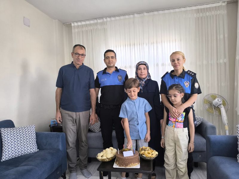 Adıyaman Emniyet Müdürlüğü Polis Olma Hayali Kuran Minik Öğrencinin Doğum Gününü Kutladı