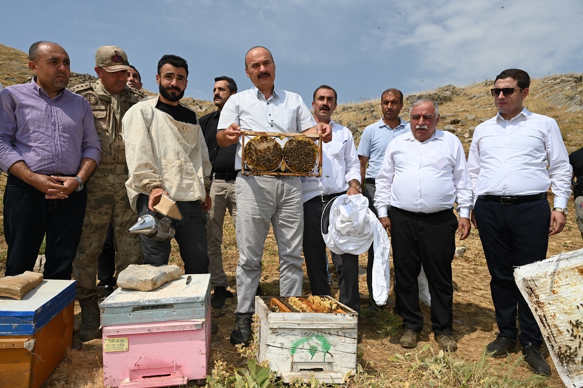 Valimiz, Sason Cobet Yaylasında Bal Hasadına Katıldı, Köy Ziyaretlerinde Bulundu