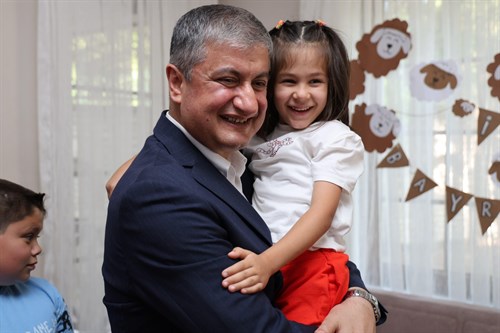 Valimiz Mustafa Yavuz ve Eşi Süreyya Yavuz Hanımefendi, Bayram Sevincini Güleç Çocuk Evleri Sitesi’ndeki Evlatlarımızla Paylaştı.