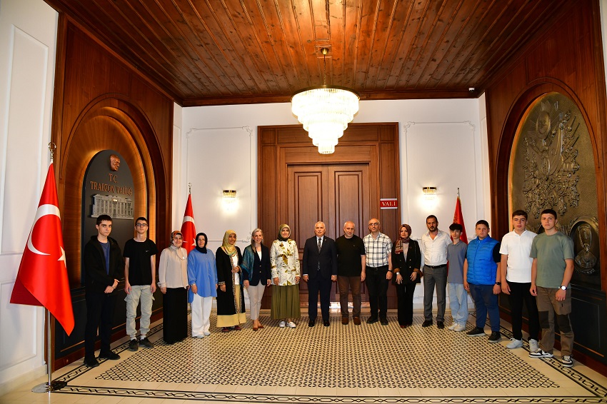 Vali Aziz Yıldırım, Trabzon Teknoloji Derneği Yöneticilerini ve Beraberindeki Öğrencileri Makamında Kabul Etti 