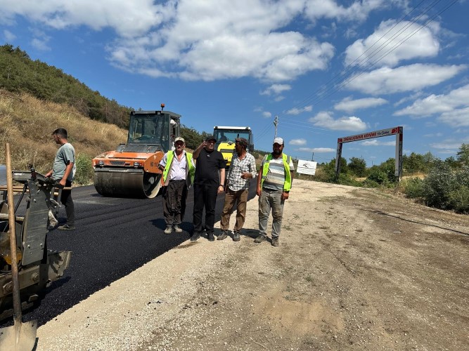 Kaymakamımız Remzi DEMİR, Alacabal kavşağı ile İverönü-Benli yol ayrımı arasındaki sıcak asfalt çalışmalarını yerinde inceledi.