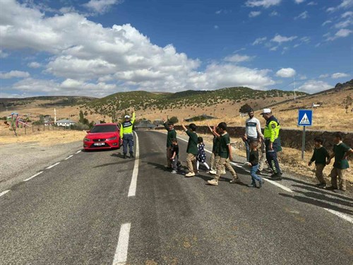 Bingöl’de Jandarma Tarafından Öğrencilere Trafik Eğitimi Verildi