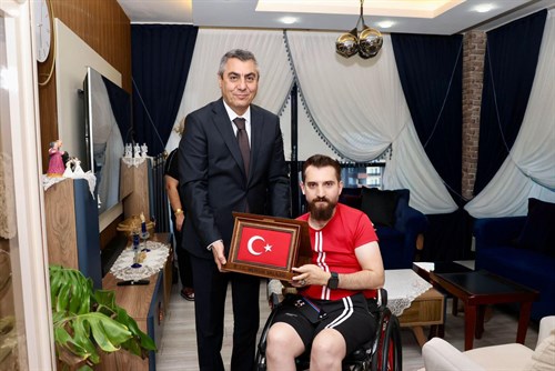 VALİMİZ SAYIN ATİLLA TOROS VE EŞİ DUDU İREM TOROS HANIMEFENDİ, GAZİ HARUN SİVASLI VE AİLESİNİ ZİYARET ETTİ