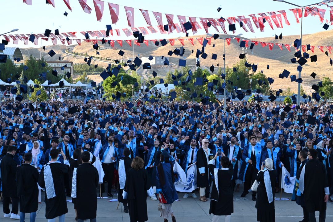 Batman Üniversitesi’nde Mezuniyet Coşkusu