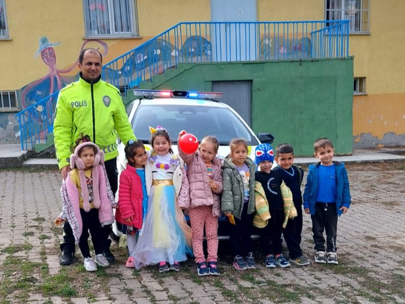 Kastamonu’da Polis Ekipleri Minik Öğrencilere Trafik Eğitimi Verdi