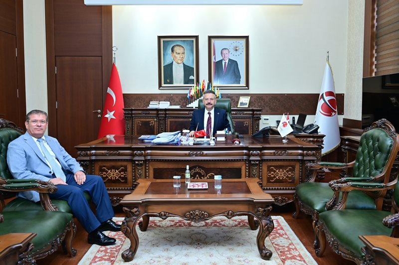 Eskişehir Sanayici ve İş İnsanları Derneği (ESİAD) Başkanı Kenan Işık Valimiz Sayın Hüseyin Aksoy’u ziyaret etti.