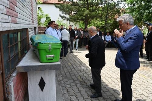 Valimiz Sayın Mehmet Makas, MHP Eski MYK Üyesi Abdulselam Arvas’ın Eşi Türkan Arvas’ın Cenaze Namazına Katıldı.