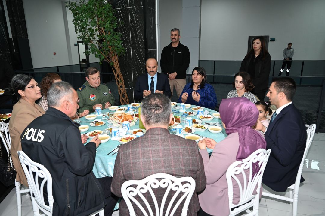 Valimiz, Protokol Üyeleri ile iftarda Bir Araya Geldi