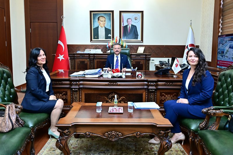 Organize Sanayi Bölgesi Özel Frigya Çocukları Anaokulu Yönetim Kurulu Başkanı Prof. Dr. Serap Erdoğan Valimiz Sayın Hüseyin Aksoy’u ziyaret etti.