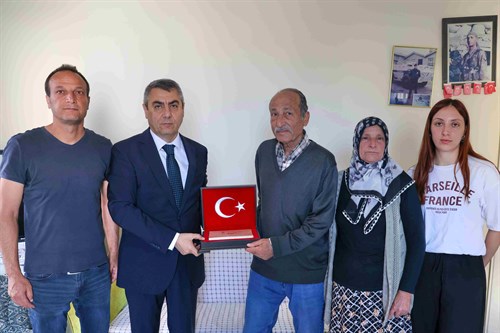 VALİMİZ SAYIN ATİLLA TOROS, ŞEHİT ER ÜMİT TÜRKMEN’İN AİLESİNİ ZİYARET ETTİ