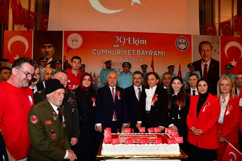 Vali Aziz Yıldırım ve Hanımefendi Himayelerinde 29 Ekim Cumhuriyet Bayramı Resepsiyonu Düzenlendi