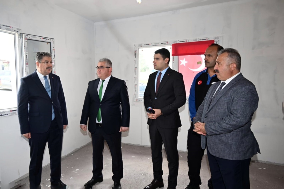 Vali Yılmaz, İnşaatı Devam Eden Arslanpınarı Köy Evlerinde İncelemelerde Bulundu