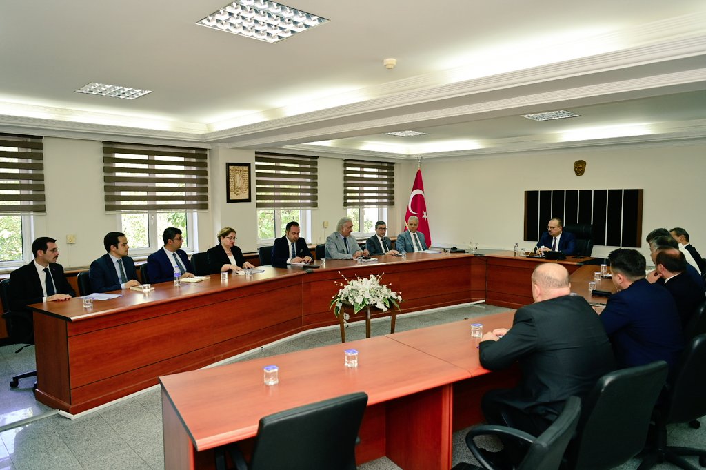 Valimiz Yakup Canbolat Başkanlığında İlçe Kaymakamlarımızın Katımlılarıyla Değerlendirme Toplantısı Gerçekleştirildi
