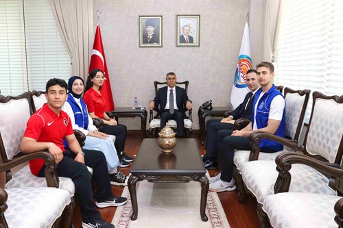 VALİMİZ SAYIN ATİLLA TOROS, "GENÇLİK HAFTASI" KAPSAMINDA HAVALI SİLAHLAR MİLLÎ TAKIM SPORCULARI ŞULE NUR TEKELİ VE KEMAL MERT TEPE’Yİ KABUL ETTİ