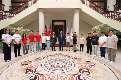 Vali Ayyıldız, LGS’de Tam Puan Alan Öğrencilerle Bir Araya Geldi