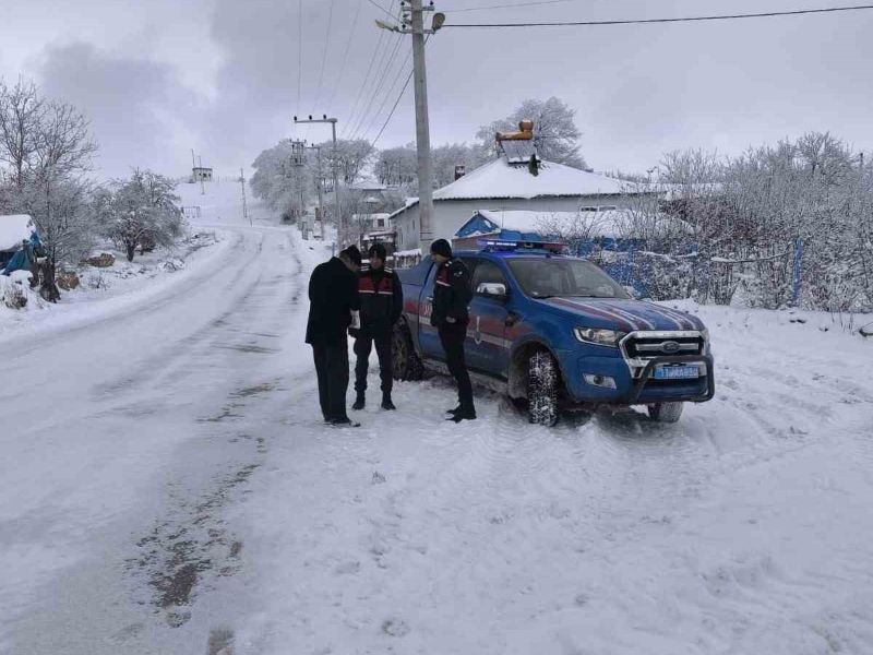 Kardan Dolayı Temin Edemediği Oğlunun Epilepsi İlacını Jandarma Vatandaşa Ulaştırdı