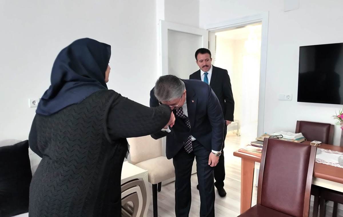 Vali Yılmaz, Şehidimiz Jandarma Astsubay Kıdemli Çavuş Mehmet Burak Demirci’nin Ailesini Düziçi İlçemizdeki Evlerinde Ziyaret Etti