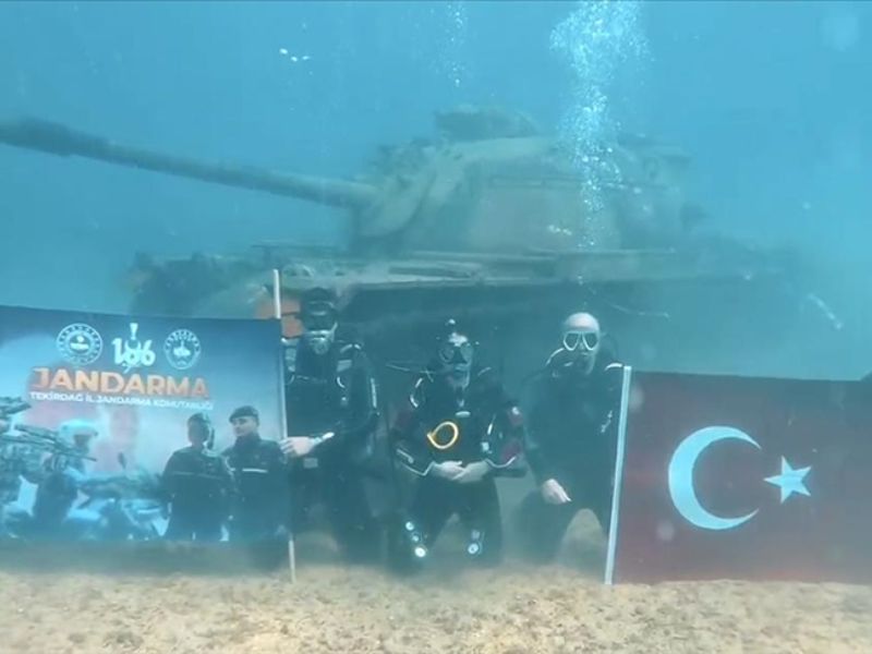 Saros Körfezi'nde Batık Tanka Dalış Yapan Jandarma Ekibi Su Altında Pankart Açtı