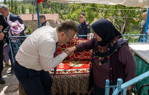 Valimiz Sayın Hüseyin Aksoy, Şehit Astsubay Cihangir Yaman'ın ailesini Mihalıççık ilçesindeki evinde ziyaret etti.