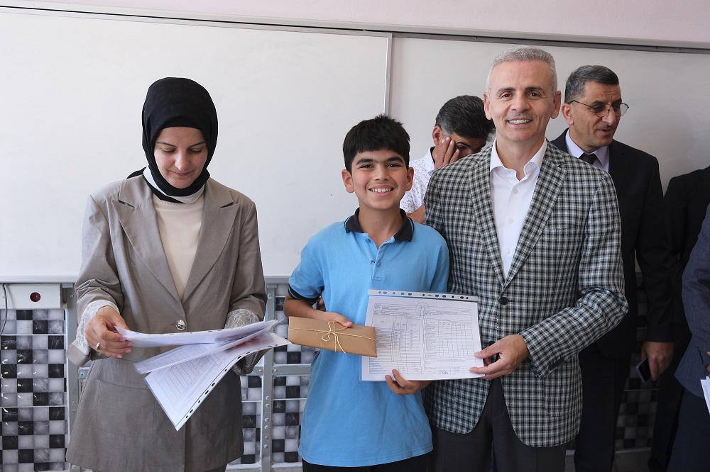Öğrenciler Karnelerini Vali ÇİÇEKLİ’nin Elinden Aldılar