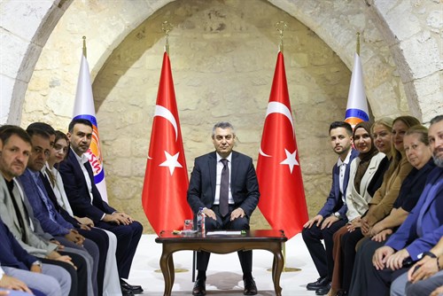 VALİMİZ SAYIN ATİLLA TOROS, ZİYARETİNE GELEN AK PARTİ İL BAŞKANI ADEM ALDEMİR VE BERABERİNDEKİ HEYET İLE GÖRÜŞTÜ