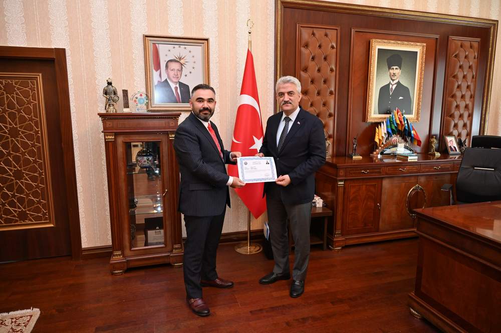 Valimiz Sayın Mehmet Makas, ilimizde görev yapan ve Gaziantep'e tayin olan PTT Başmüdürü Mustafa Akdemir'i makamında kabul etti.